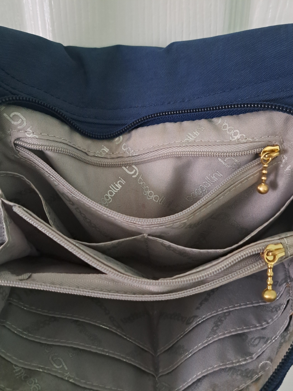 Baggallini Crossbody Bag with Gold Tone Turn-Lock - Picture 4 of 7